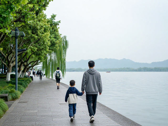 江南水乡的慢时光:杭州西湖环湖步道