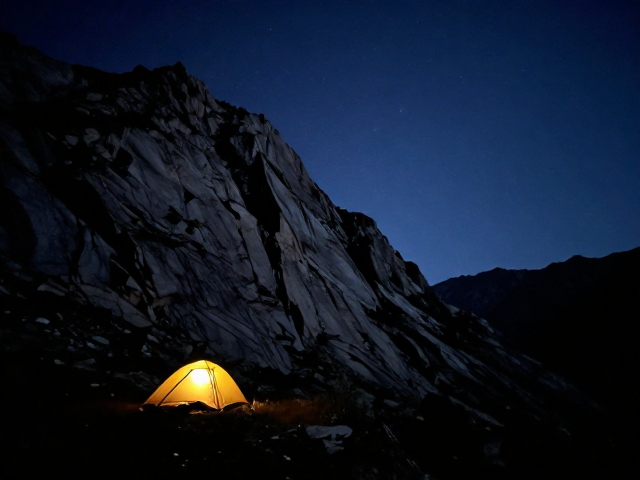 陡峭山地夜间扎营的地形选择与风险评估