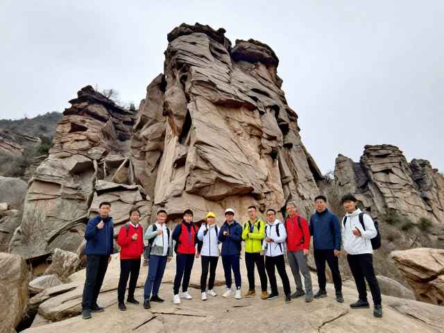 环山徒步与地质岩层科普的融合场景