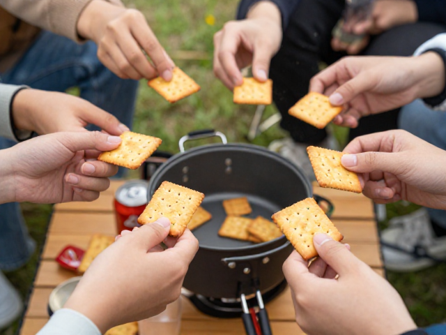 压缩饼干的营养架构与食用场景适配