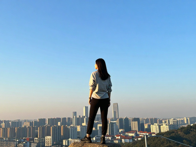 光影与构图:周末登顶的出片指南