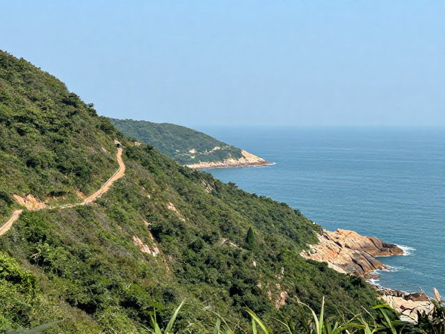 徒步区域气候特征与海岸线地形解析