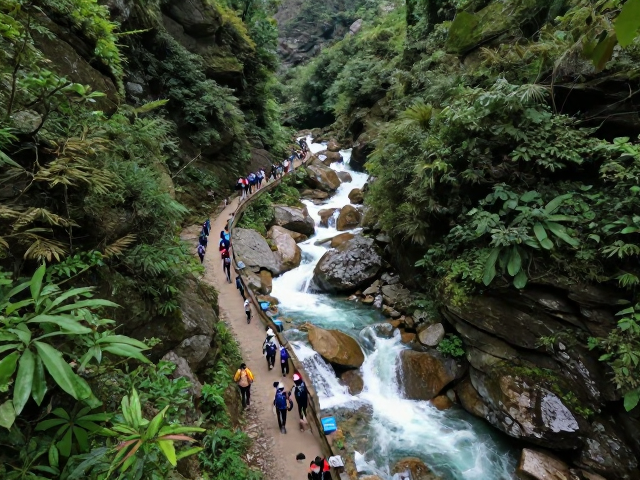 宗教朝圣路线，溪流瀑布环绕，交通直达的心灵之旅