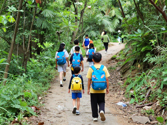 儿童康养徒步营，避开高险路线，低难度亲子专属之旅