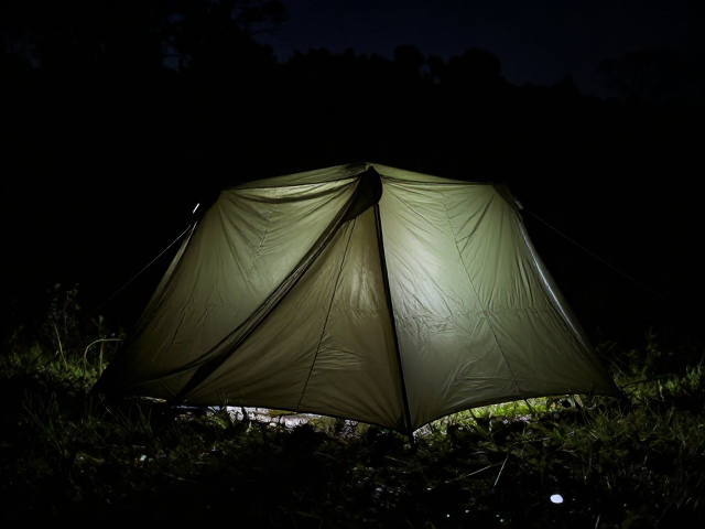 夜间野外生存，快速防雨遮蔽与边缘外扩下的照明保暖策略