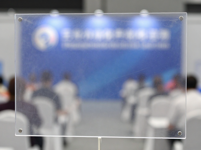 透明PVC与亚克力粘合剂在会议会展背景中的应用