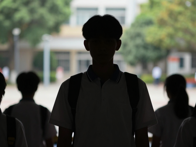 场景隐喻：校园空间与青春符号的并置