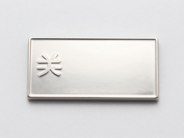 铝合金徽章工艺解析，抛光与珐琅填色细节，打造高端金属质感