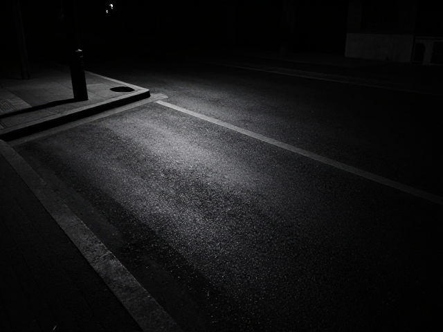 暗黑风夜景设计,强化主视觉高光与强阴影压暗技巧
