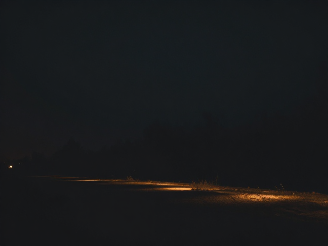 暗黑风夜景摄影,低调布光与冷暖局部对比打造高级氛围感