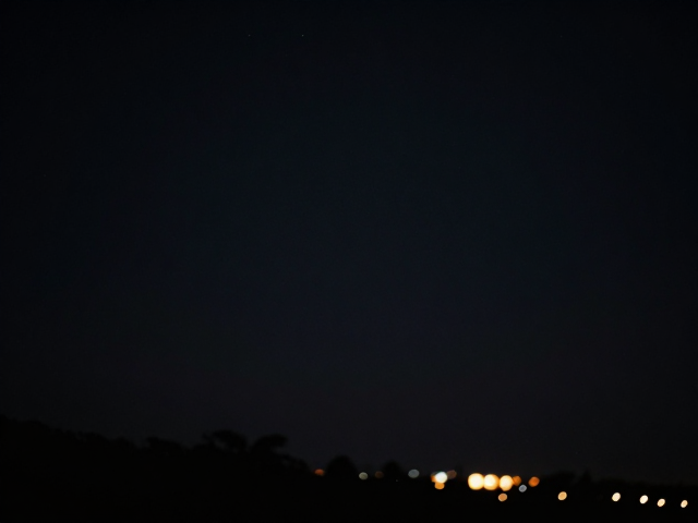 夜景暗黑风布光,控制整体亮度与低调光影营造高级氛围