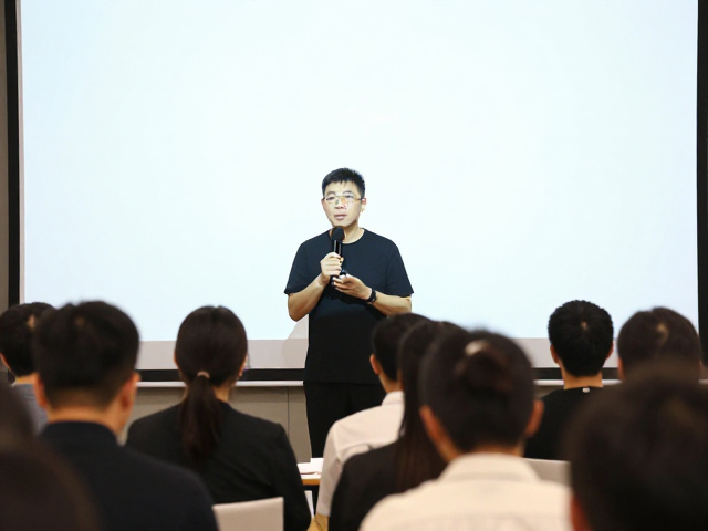 策展人成果汇报，用艺术荣誉激发团队高光时刻