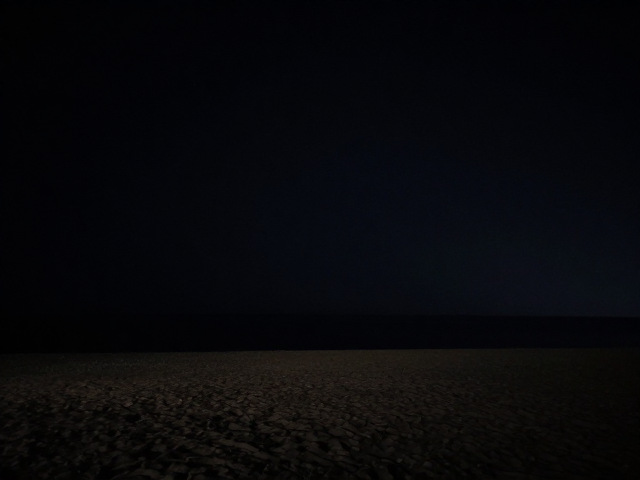 孤独夜景摄影，如何用单点视觉焦点打造极致简约氛围？