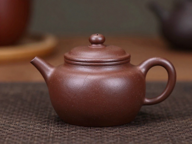 全手工紫砂扁壶，拍打镶接技艺与禅意茶席的东方美学