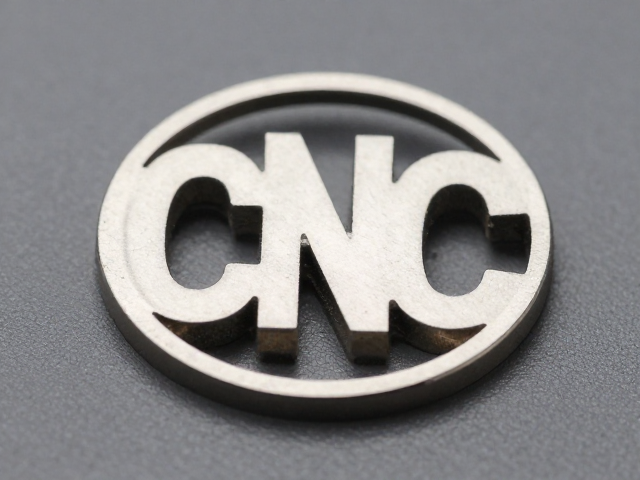 CNC雕刻徽章与压铸镂空工艺，时尚服饰配饰的顶级定制方案