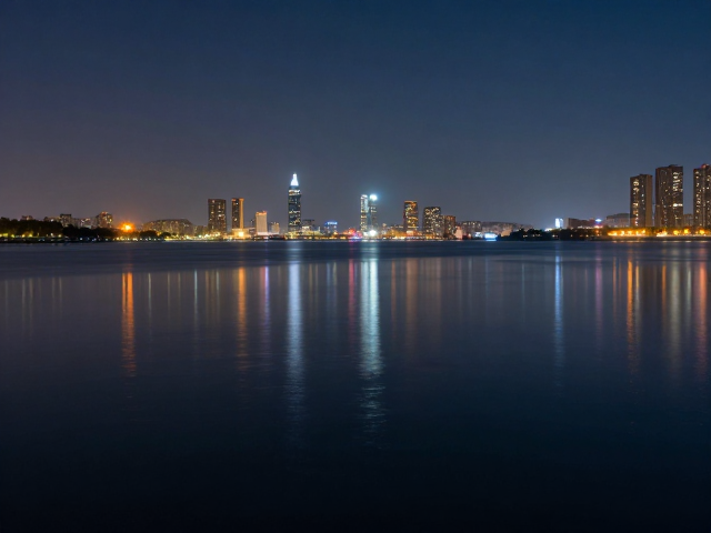 长曝光拍城市夜景,利用水面倒影打造梦幻平滑效果