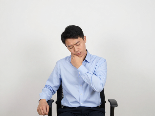 动作一:坐姿开胸延展,打开紧绷胸腔