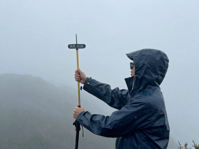 雨衣是恶劣天气中维持体温与行动能力的关键装备