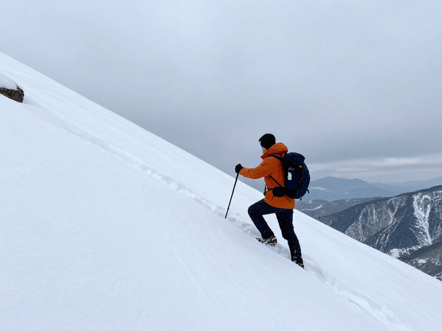 冬季徒步登山安全指南,避开陡坡雪面,遇险尽快下撤求救