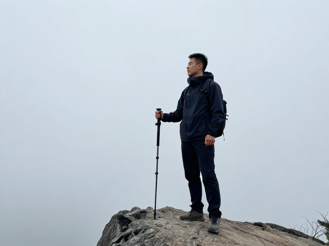 三脚架在动态拍摄中的稳定性控制