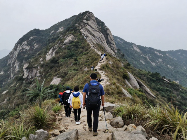 徒步登山中的构图策略与视觉引导
