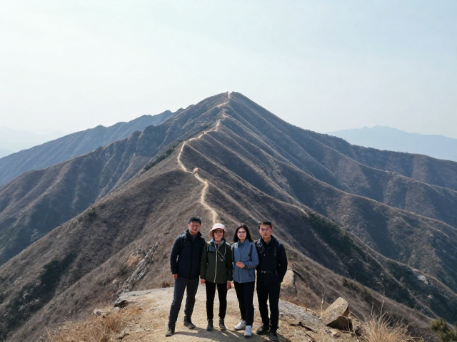 徒步登山摄影出片技巧,利用山脊线条构图,登顶合影更震撼