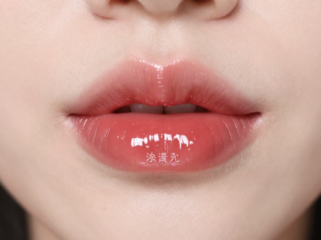 叠涂技巧：打造层次感唇妆