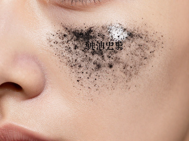 炭粉吸附油脂收敛毛孔,搭配补水爽肤水深层滋润,告别油光肌