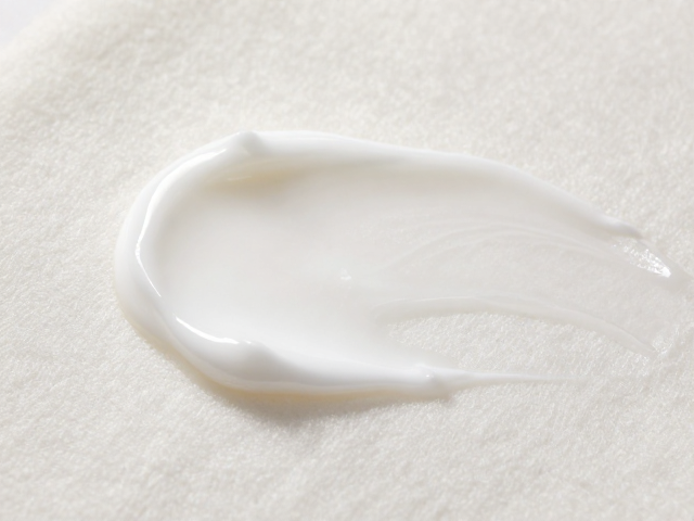 乳液与面霜的保湿机制差异
