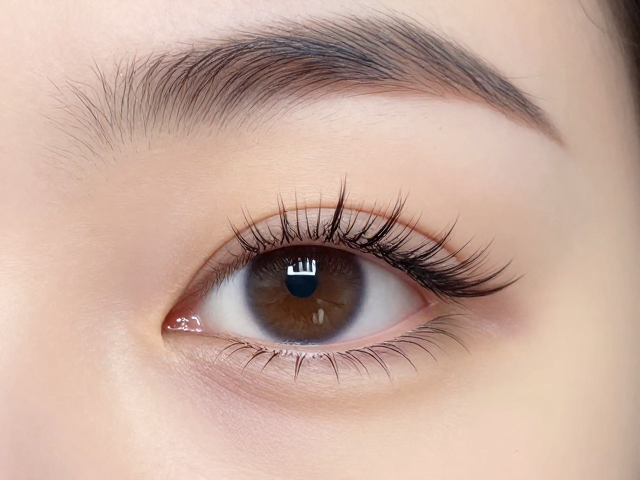 单眼皮怎么贴睫毛？眼尾簇加长，睫毛下佩戴，自然加密超持久