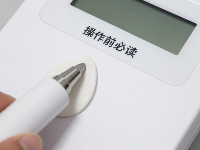 操作前必读，擦拭探头、检查显示屏与阅读说明书，避免设备异常