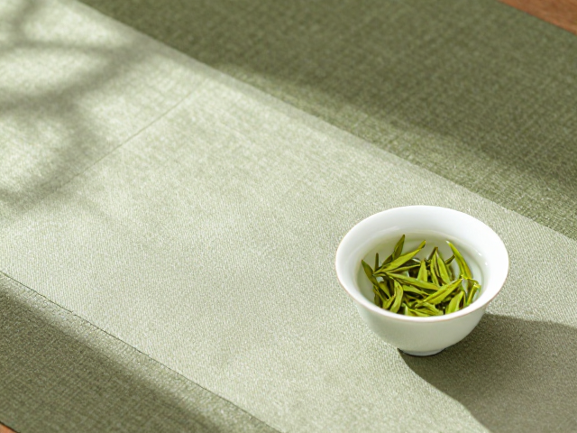 茶席织物与自然光影的质感融合