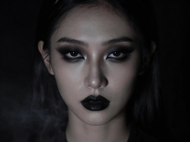 妆容哲学:深邃眼下的光影游戏