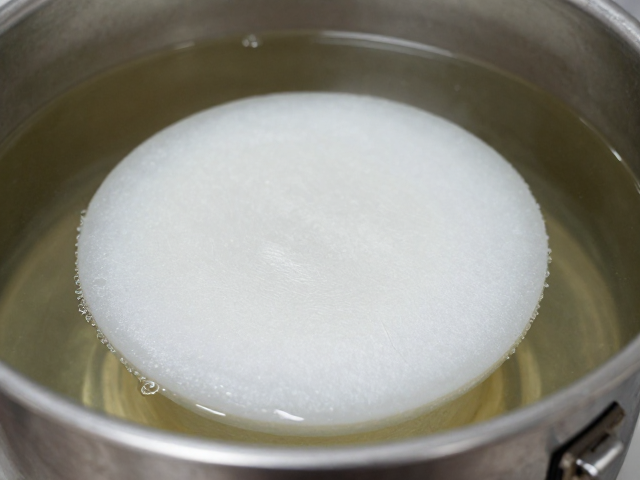 低温熟成VS常规4-8周,精密滤膜过滤提升酒体纯净度