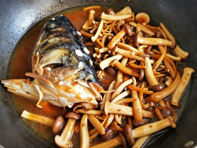 煎制与炖煮：鲜香入味的核心工艺