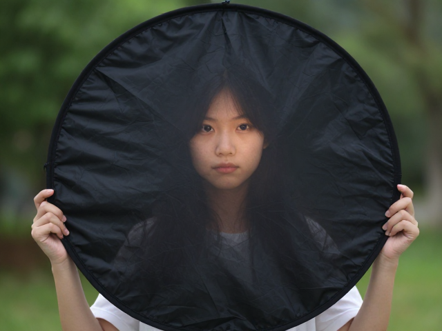 户外人像用光配件,吸光黑旗如何精准塑造眼神光?