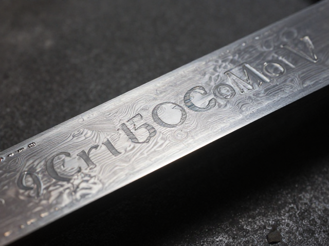 9Cr15CoMoV玫瑰纹大马士革钢砂带打磨工艺与性能解析