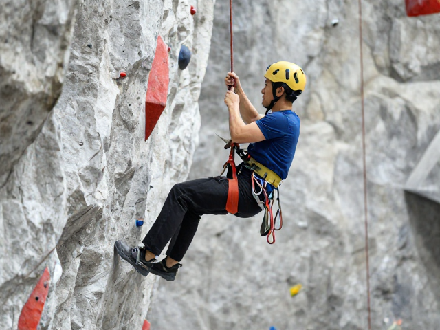 手动缓降器怎么选？室内岩馆训练推荐8.5-11mm绳径安全指南