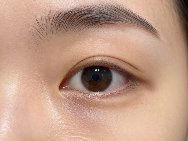熬夜后皮肤极度敏感？避开眼球瞳孔与上眼睑，选对修护才不烂脸