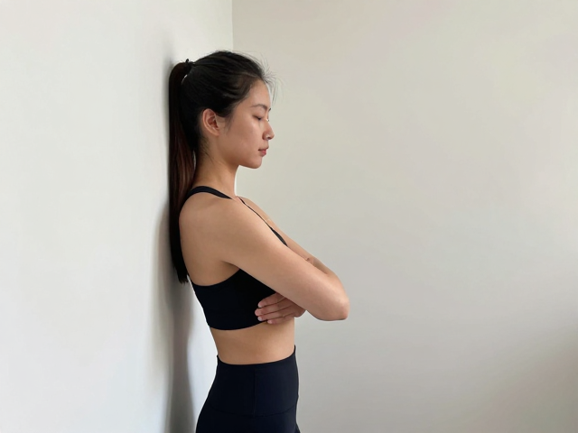 女生体能适配教学，靠墙肌肉放松法，缓解酸痛更高效