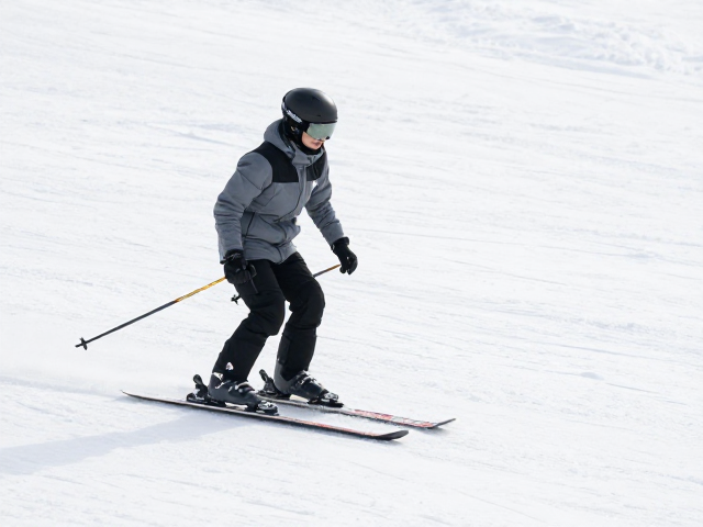 零基础体验滑雪,重心控制技巧与定期更新线路推荐