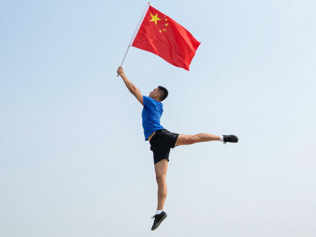 低空动态下旗摆训练换脚不稳？3招快速锁定重心，提升稳定性