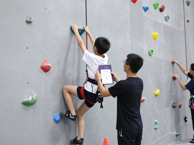 学生竞技攀如何通过持证教练指导提升自信心