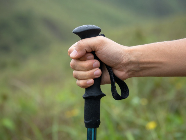 登山杖干湿适配用法，辅助长时间攀爬，可重复填充更耐用