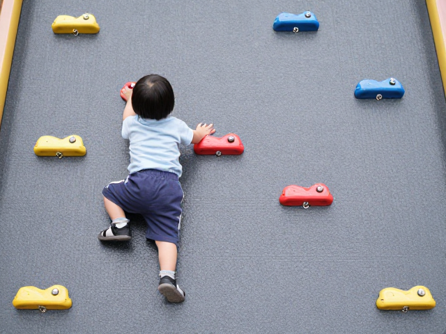 幼儿攀爬基础抓点法,3步培养平衡能力,安全启蒙指南