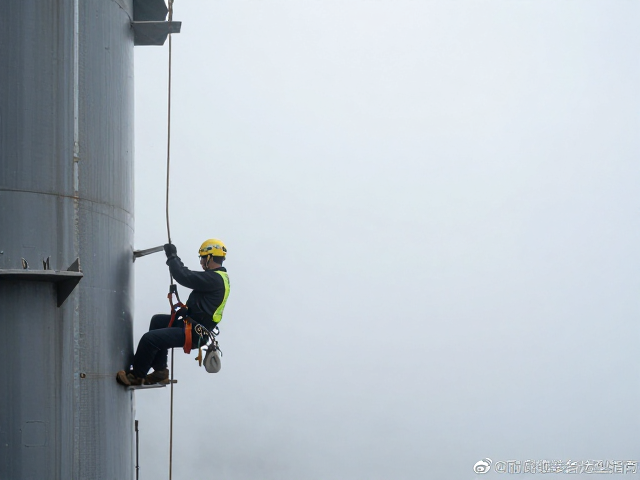盐雾环境高空攀爬作业,冲坠卸力与耐腐蚀装备选型指南