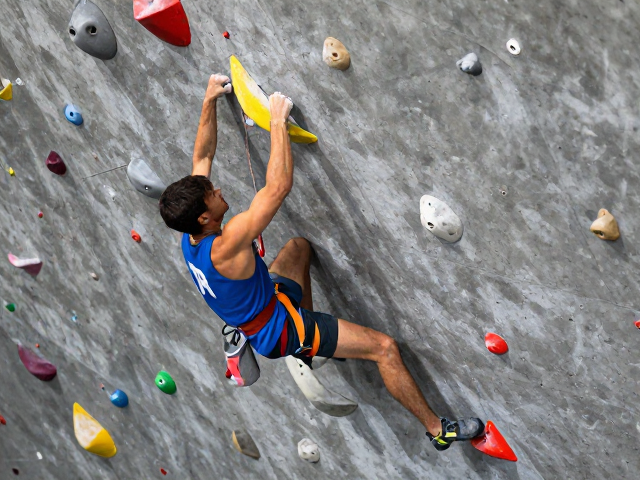 IFSC赛事迭代，顶级选手如何征服高难度攀岩线路？