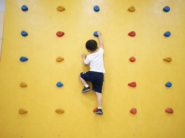 幼儿趣味闯关攀爬私教课,体验式成长训练
