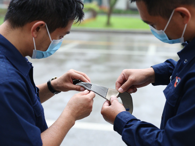 双人互检防扁带老化，雨天户外安全规避指南