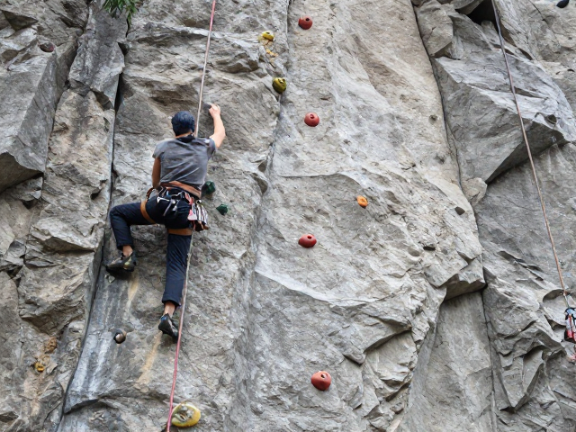 攀岩场地容量管理，高难度线路与混凝土岩壁的安全运营指南